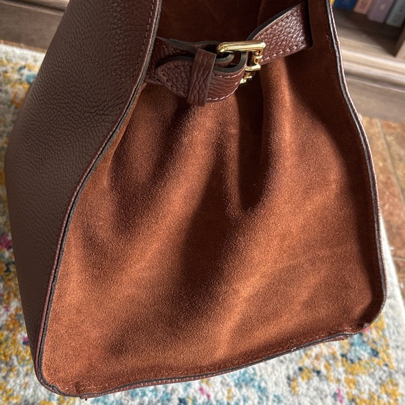 Elegant Brown Leather Handbag - Picture 6 of 12